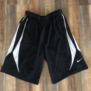 NIKE boys basketball shorts size L